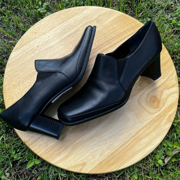 AEROSOLES Black Leather Block Heeled Shoeties - Picture 2 of 5